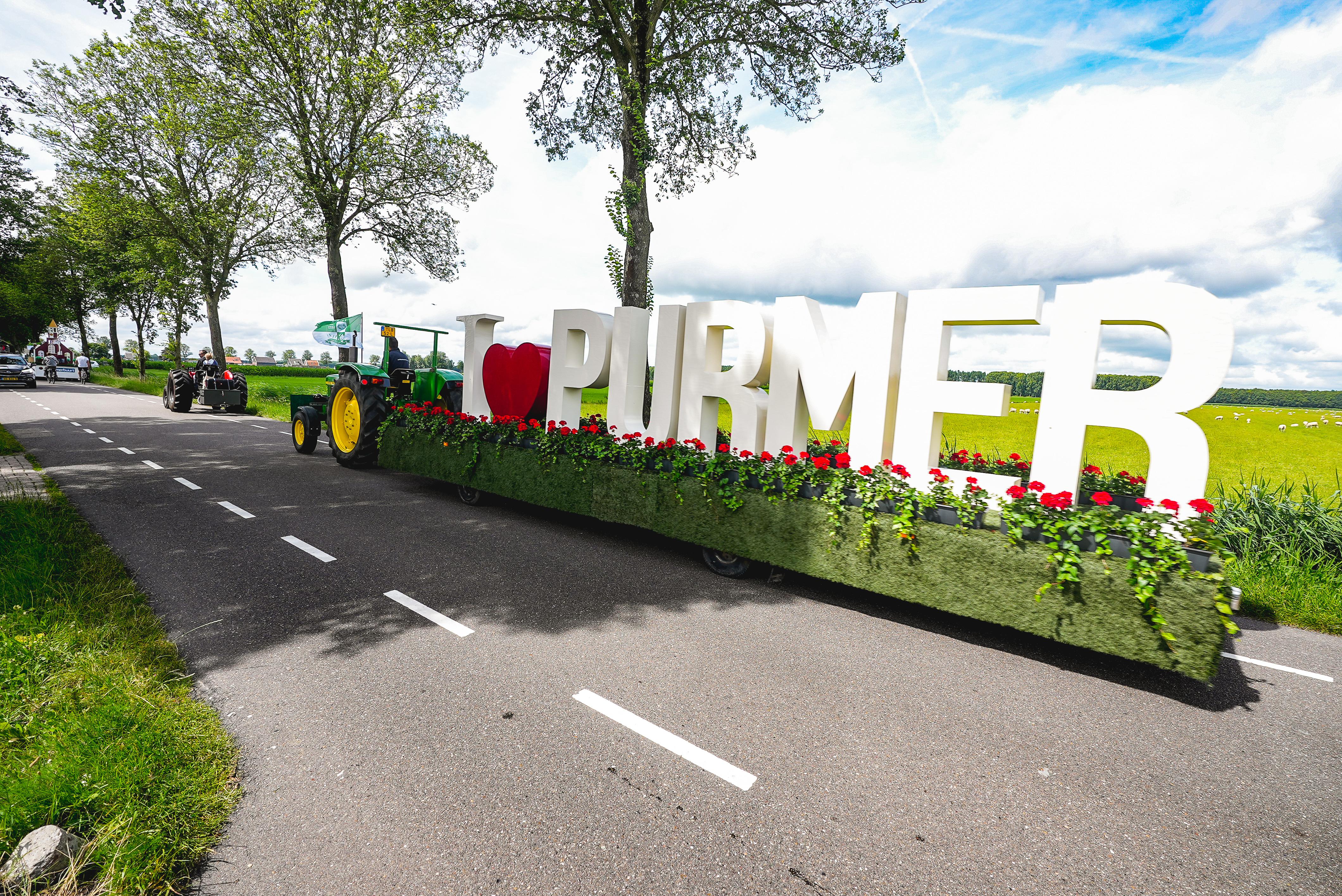 Praalwagenoptocht zet jubileumfeest van 400 jaar Purmer luister bij: feesttent aan Oosterweg puilt u